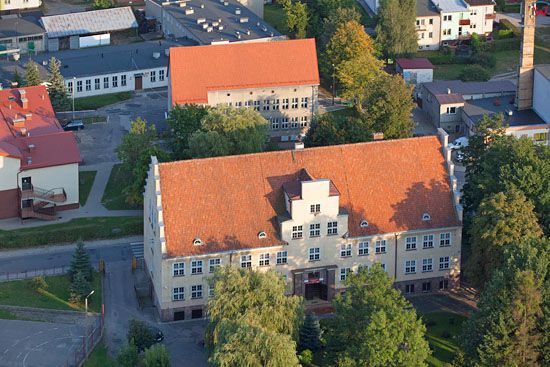 Budynki liceum ogolnoksztalcacego i technikum przemyslu drzewnego w Moragu. EU, Pl, warminsko - mazurskie. LOTNICZE.